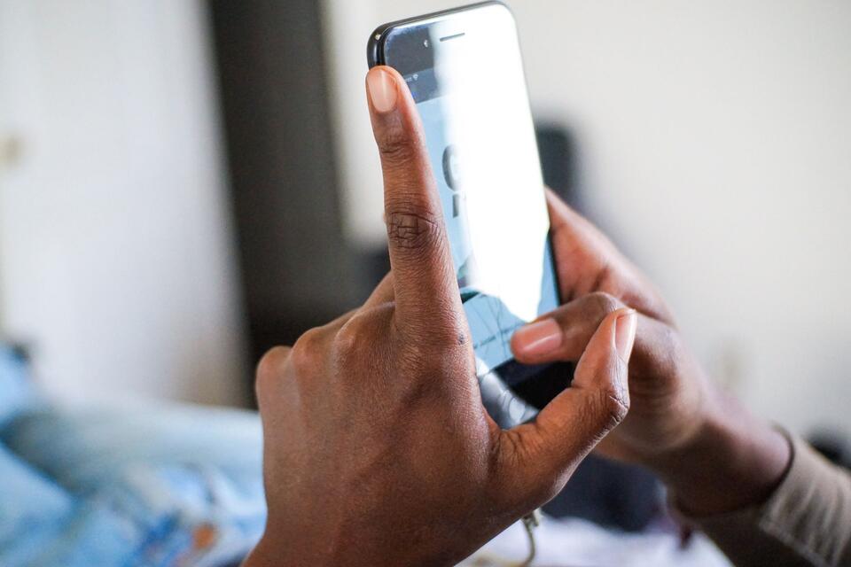 Hands using a smartphone, illustrative photo.