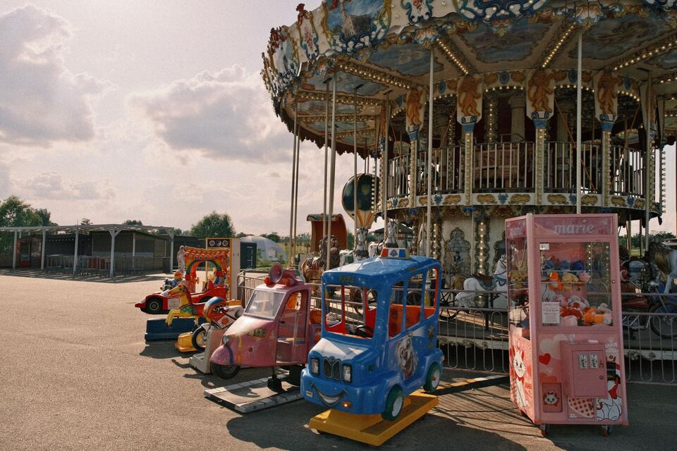Un carrousel et de petits manèges dans un parc vide, photo d’illustration.