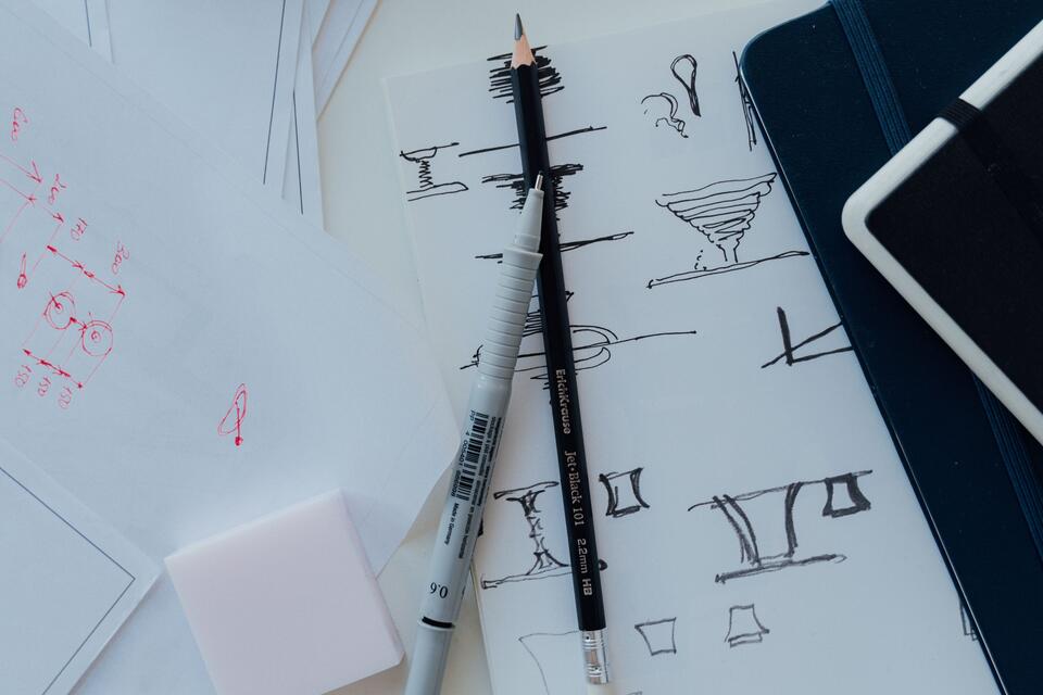 Des croquis et crayons sur un bureau de conception, photo d’illustration.