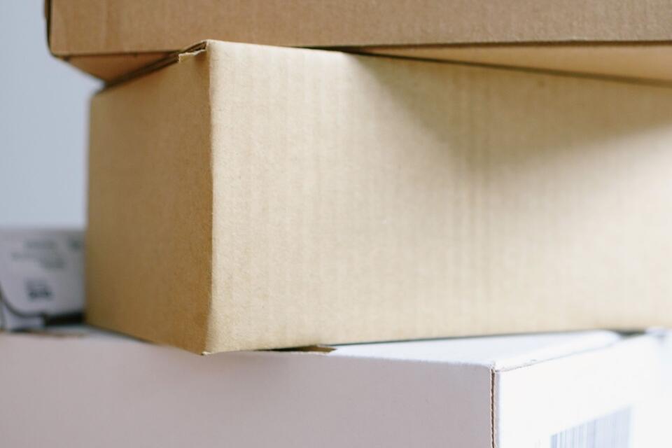 Des boîtes en carton empilées sur une table, photo d’illustration.