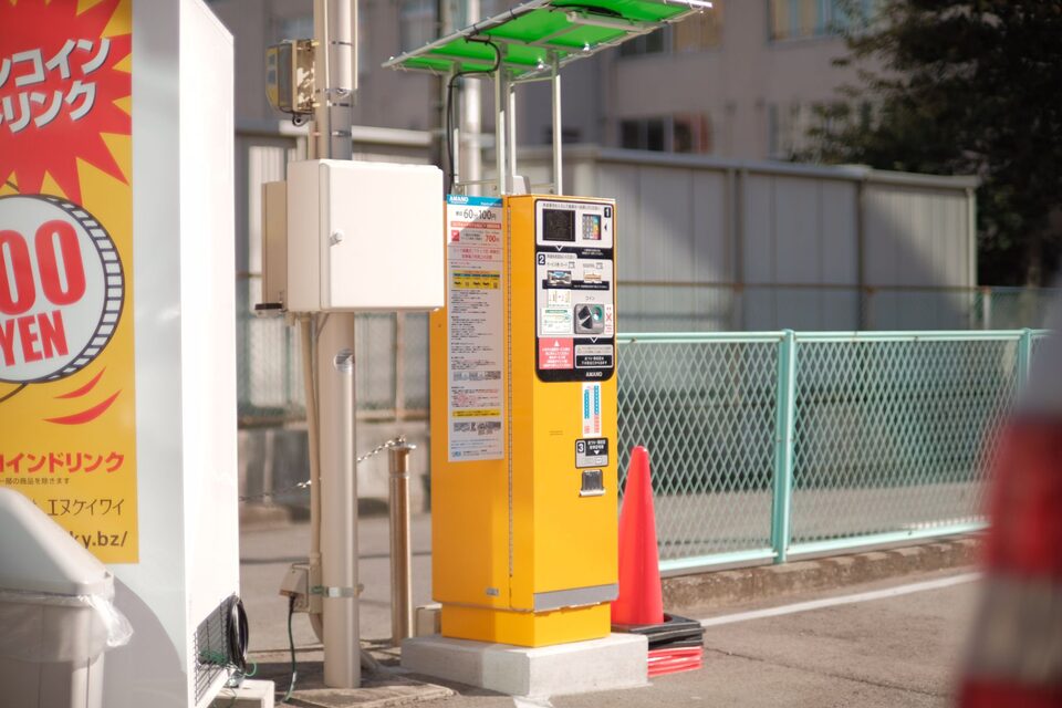 Een gele parkeerbetaalautomaat, illustratieve foto.
